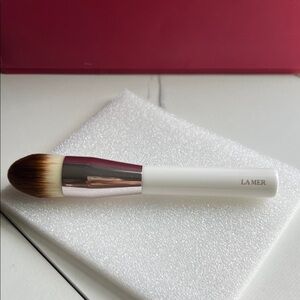 La Mer White and Silver Makeup Brush